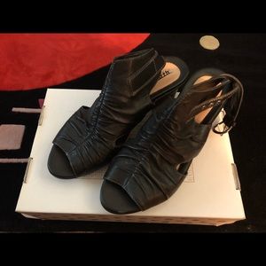 Women’s Earth brand sandals size 12b. Color black